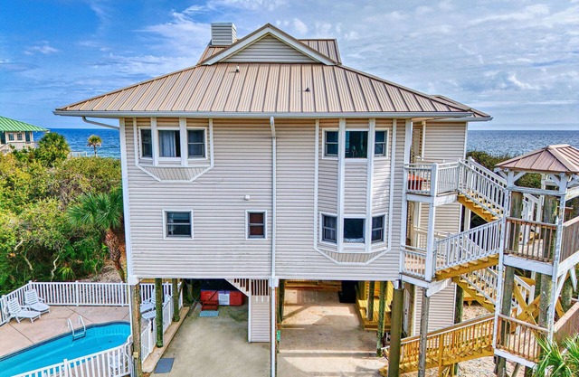 Beach Front, Pet Friendly, Private Swimming Pool & Hot Tub, Outdoor Kitchen!