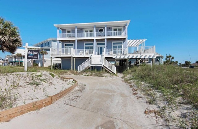 🌴 Beach Getaway 🌴 Steps to Beach w/Pool + Sleeps 22 + Gulf Views