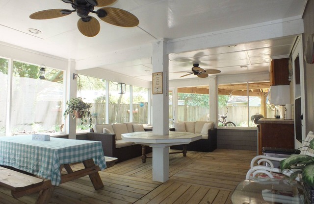 BEACH GETAWAY W/JACUZZI TUB & GAME ROOM CENTRALLY LOCATED SPACIOUS ROOMS