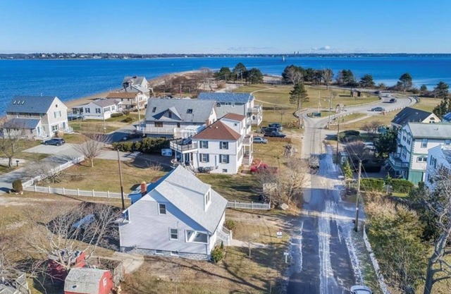 Beach House for rent - 4 houses down from Conimicut Beach park.