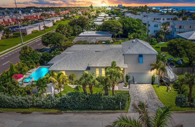 Beach House on 8th Street South with heated hot tub and pool.