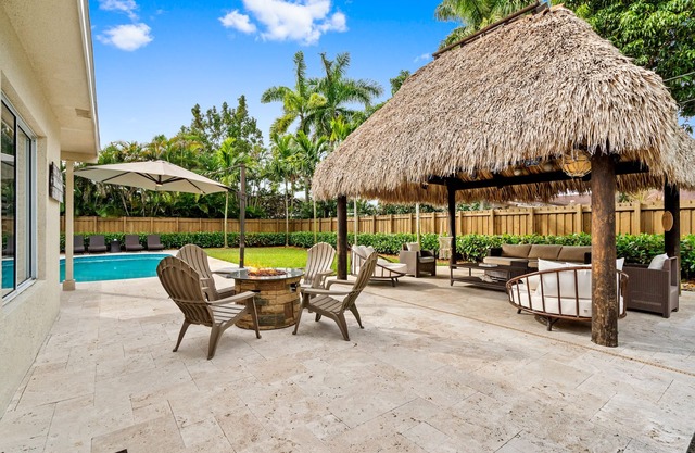 BEACH HOUSE ~ tiki hut & heated pool ~ family getaway