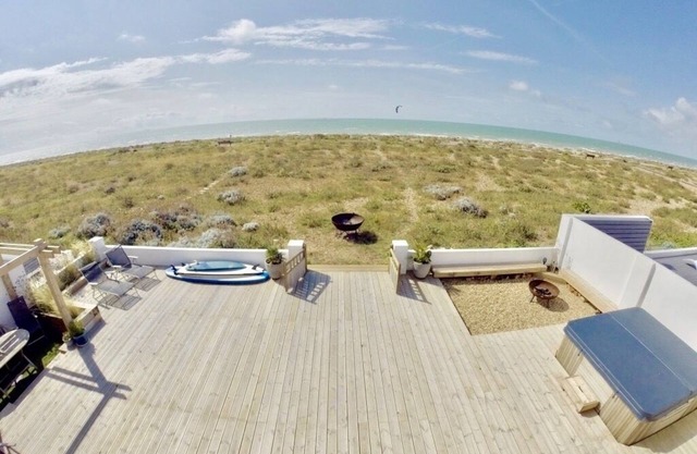 Beach House with huge deck & hot tub leading directly onto Shoreham Beach