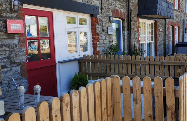 BEACH HUT, pet friendly, with a garden in Trebarwith Strand