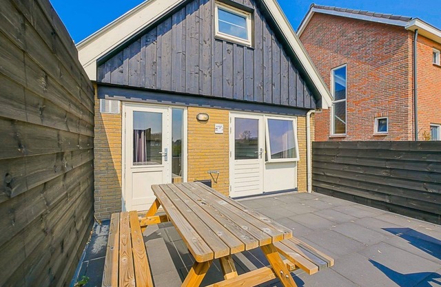 Beach Life: Enjoy a cozy and modern stay in the heart of Callantsoog, with a beautiful view of the 'duck pond'