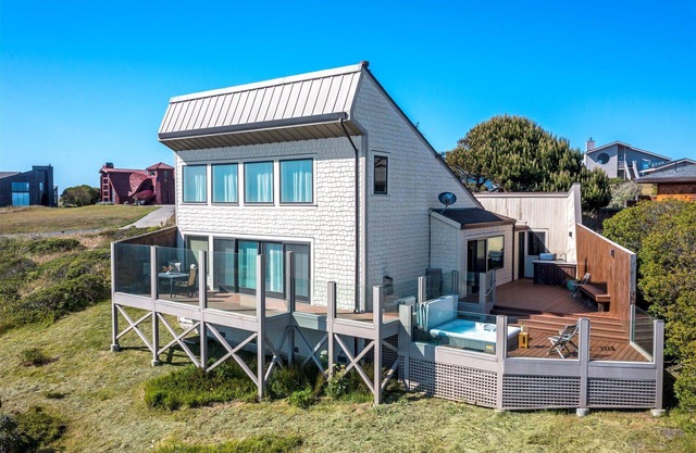 Beach Nest-Happy & Bright Ocean Cottage! VIEWS! Sauna/HtTb/PoolTble/Pup/WiFi