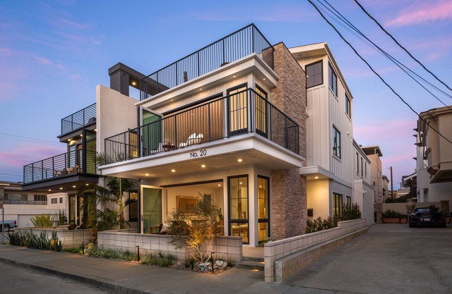 Beach Paradise - Stunning 3-Story on Long Beach Peninsula! Walk to Beach & More
