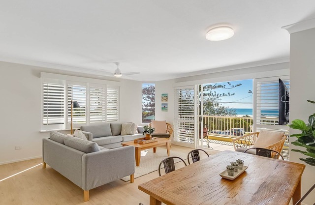 Beach Pines 5 - Fully Renovated North Kirra Beachfront - Min. 3 Night Stays