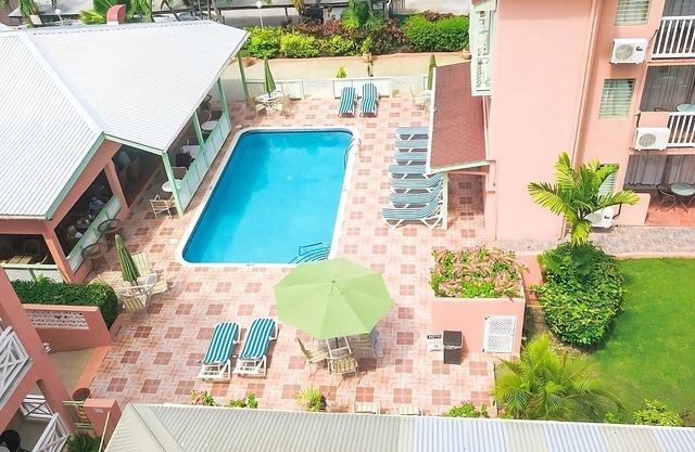 Beach Retreat: 3 Spacious Room w/Complete Amenities, Living Area & Kitchenette