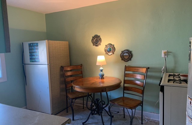 Beach Side Studio #3 - Pet Friendly, WiFi, Off-Street Parking, Large Smart TV