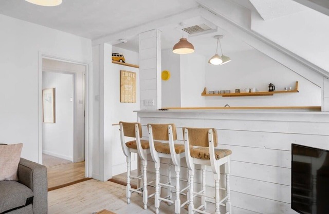 Beach-Style Flat, 2 Min Walk to Tolcarne Beach