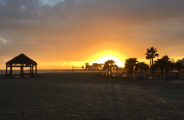 Beach Style Home, Monthly Rental, Beach, Harbor & Pier close, Patios