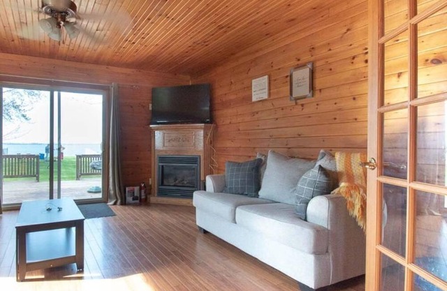 Beach Vibes - Three Bedroom Cottage, Sleeps 5