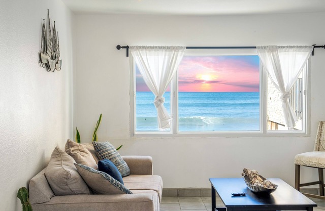 BEACH-VIEWS - 4 BDR HOUSE - Sleeps 10 w/Free PKG