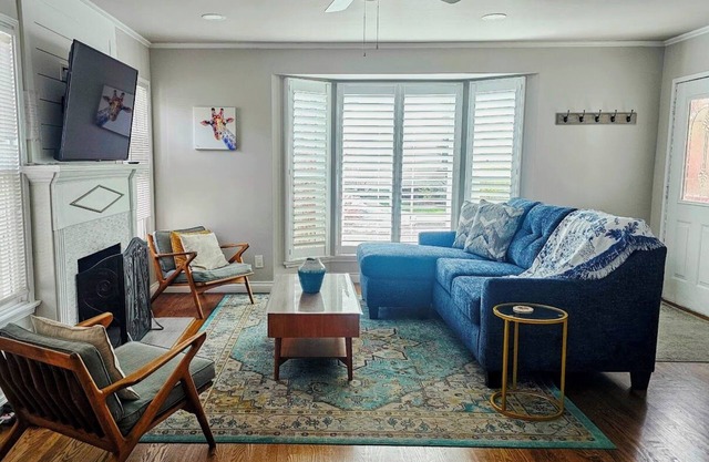 Beach-Walkable 2BR/2BA-Shops, Restaurants-Garage-Pets Welcome!