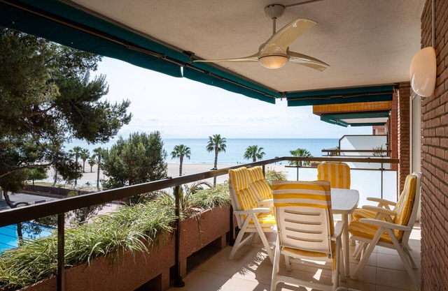 Beachfront Apartment with Pools in Torredembarra