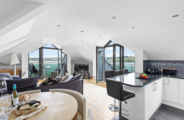 Beachfront apartment in Rock - Parking - Sea Views