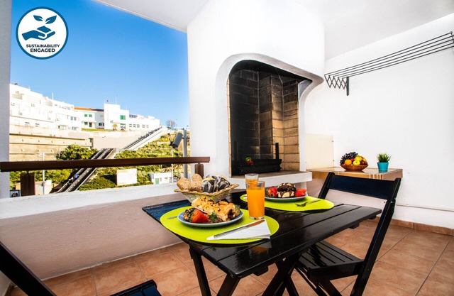 Beachfront Apt w/Sea View & BBQ – Albufeira