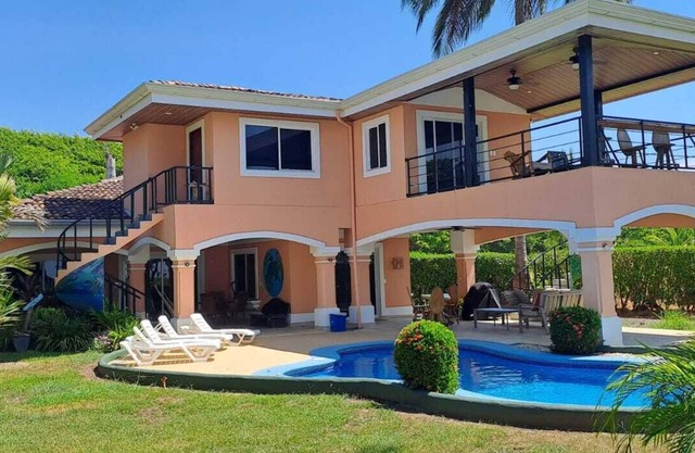Beachfront Casa Barracuda 3BR Luxury, pool w 1/3 acre, Playa Hermosa de Jaco!