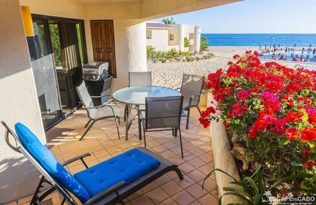 Beachfront condo in Terrasol, 10 min walk to downtown Cabo