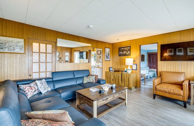 Beachfront Cottage on Seaside Promenade w/Hot Tub