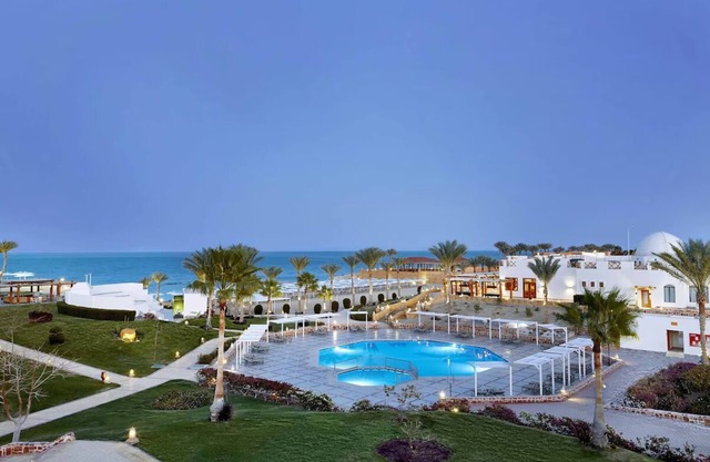 Beachfront Bliss w/Swim-Up Pool Access l 2 Sea-view Rooms + Pools & Kids Club
