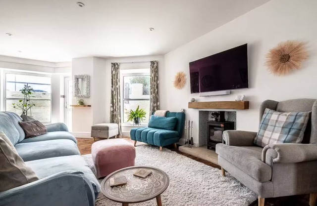 Beachfront flat - bright, spacious & own private garden