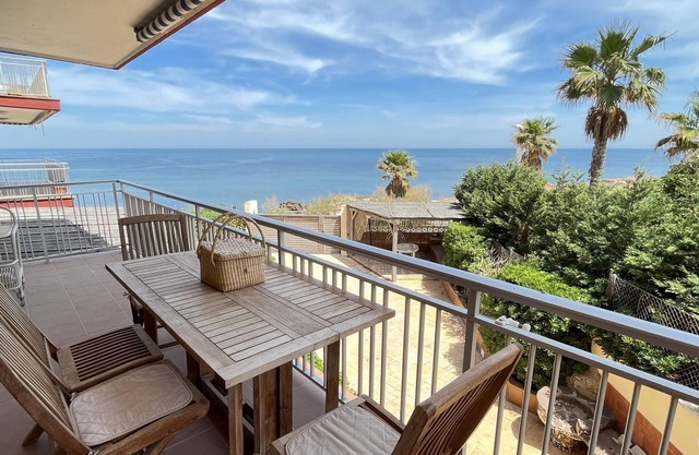 Beachfront flat for 6 people with swimming pool and parking