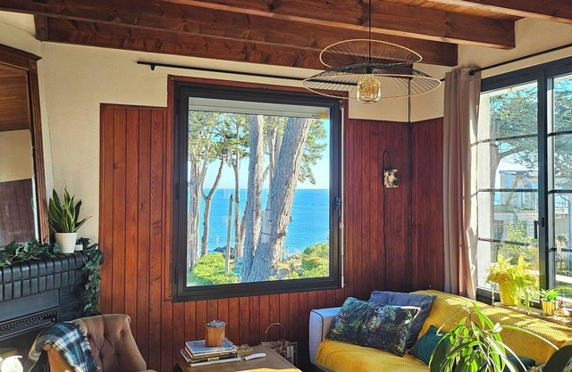 Beachfront house with spa all year round