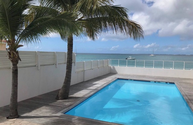 Beachfront holiday + pool in the charming village of Grand Case