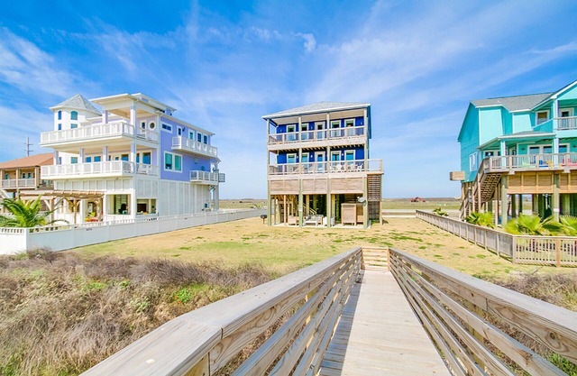 Beachfront Home: 5 Bedrooms - 2 Master Suites - 3 King Beds - Stavanger Beach