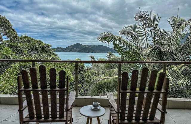 Beachfront House in Enseada Ubatuba for 12 People