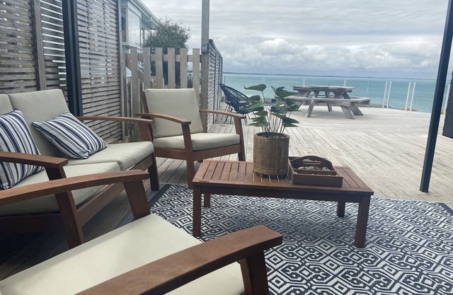 Beachfront House - Best deck in Riverton