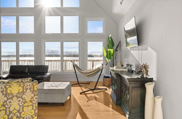 Beachfront luxury home w/Hot tub