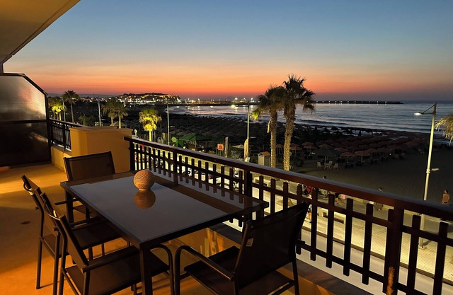 Beachfront Paradise: Stunning 2-Bedroom Apartment with City & Sea Views