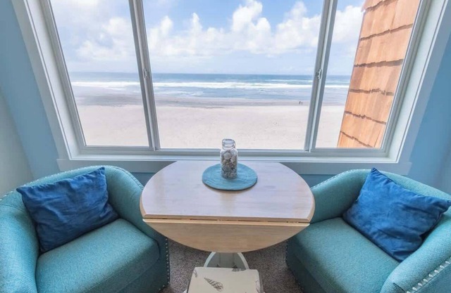 Beachfront Suite - Top Floor - Pool and Sauna - Sleeps 4