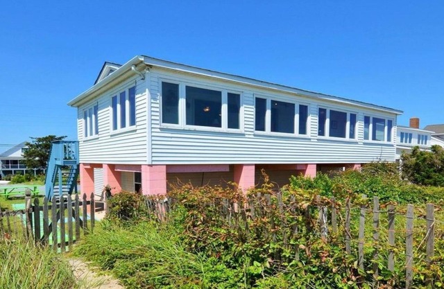 Beachfront Sunrise - Waterfront house w/bay and refuge viewsnSleeps 6-8 people