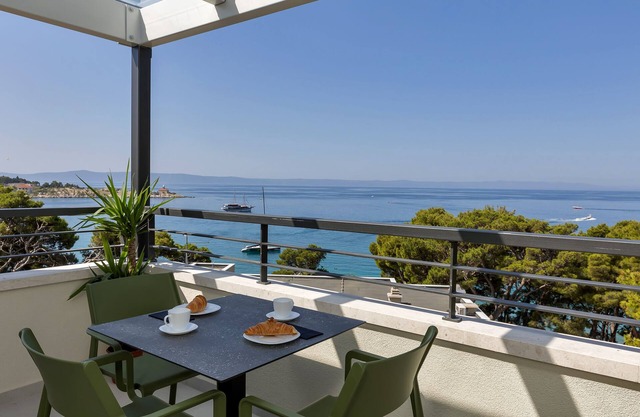 Beachfront Vacation Apartment in Makarska, 2 Bedrooms, Balcony, Elevator