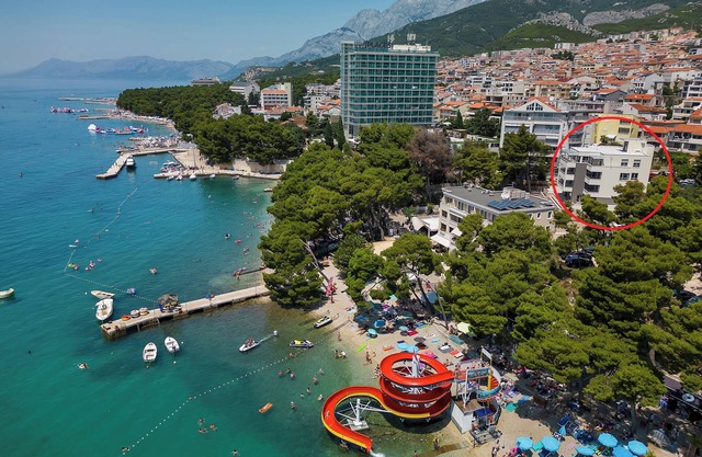 Beachfront Vacation Apartment in Makarska, 2 Bedrooms, Balcony, Elevator