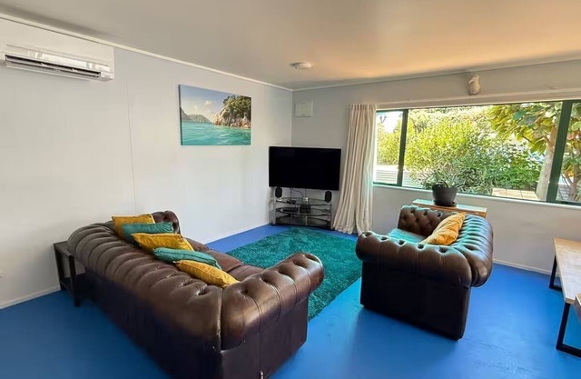 Beachside Bach Just across the road to Ligar Bay!