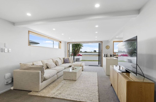 Beachside Bliss Waterfront Apartment - Redcliffs
