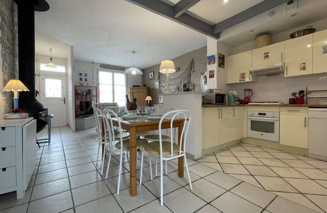 Beachside Getaway: 3BR House w/Sauna, Garden, BBQ, Near Town Center & Beach