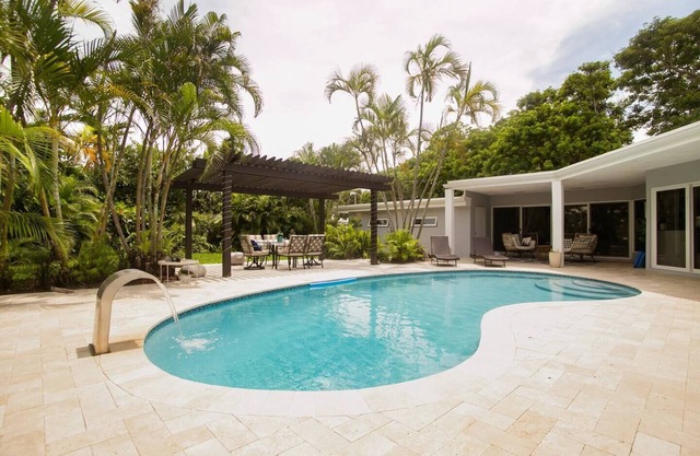 Beachside Oasis in Prime Location w/Pool & Gardennn