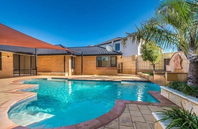 Beachside Retreat 1 bedroom 1 bathroom home, private pool, 15 min walk to Marina
