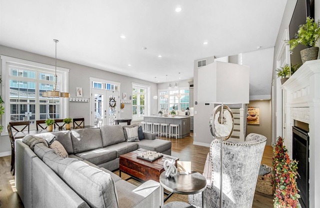 Beachwalk Set Sail! Luxury Home Open Floor Concept Large Outdoor Area