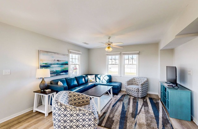 Beachy townhouse with pool, central AC, W/D & ocean views - dog-friendly