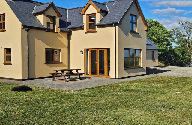 Beacon View House, 4-Beds, Sleeps 8, Parking
