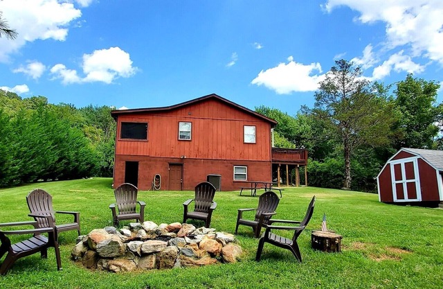Bear Bluff- pet friendly home on the river!