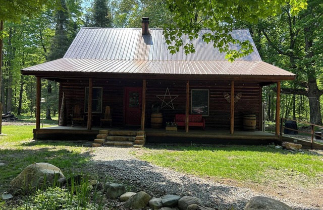 Bear's Den, A cozy 3-bedroom cabin in mature woods on Neebish Island with WiFi