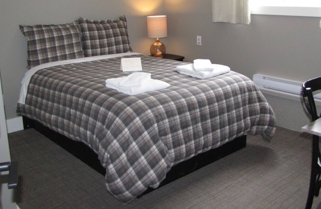 Bear Valley King Suite - Stewart Mountain Lodge double size bed room